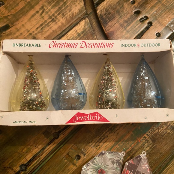 Vintage Set of 6 Jewelbrite Plastic Christmas Tree & Poinsettia Ornaments - Picture 5 of 10